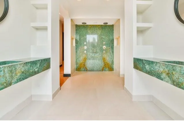 Гранит Biryuza в интерьере панно / панно с подсветкой / камень с подсветкой и отделка ниши